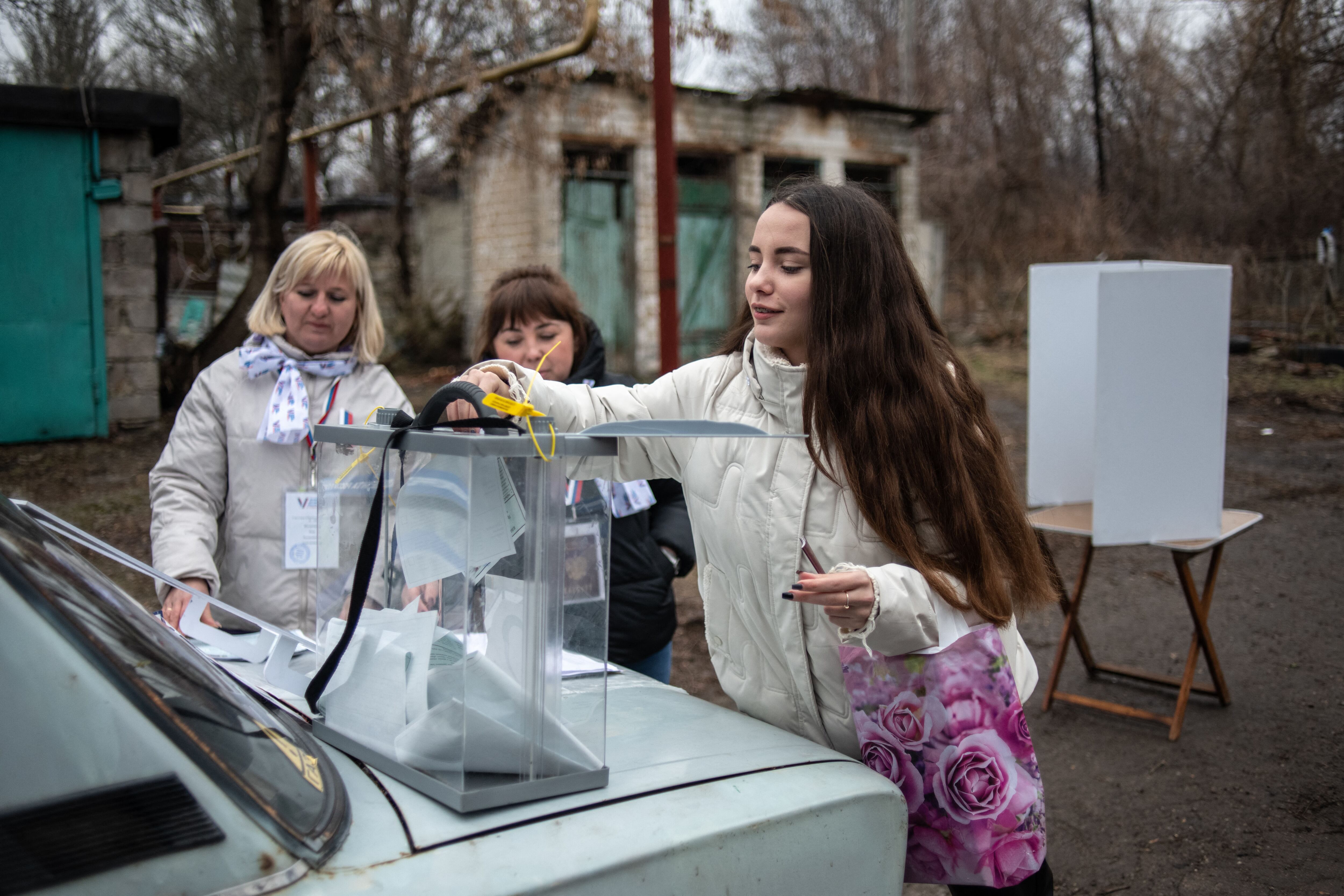 A woman votes at a mobile polling station during early voting for Russia's presidential elections in Donetsk, Russian-controlled Ukraine, amid the Russia-Ukraine conflict on March 14, 2024. (Photo by STRINGER/AFP)