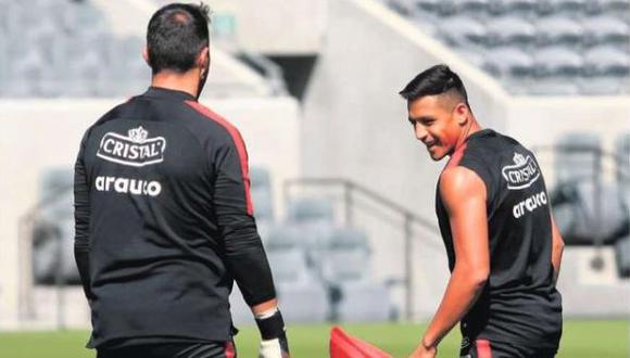 Alexis Sánchez sonriente en los entrenamientos de Chile. A su costado aparece, de espaldas, Claudio Bravo. (Foto: Agencias)