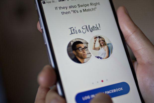 Al estar vinculada a Facebook, Tinder también tiene acceso a tus "Me gusta" en la red social. (Foto: Bloomberg)