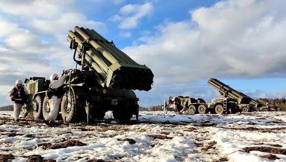 Los sistemas de lanzamiento de cohetes Uragan (Huracán) durante ejercicios conjuntos de las fuerzas armadas de Rusia y Bielorrusia cerca de Ucrania. (AFP).