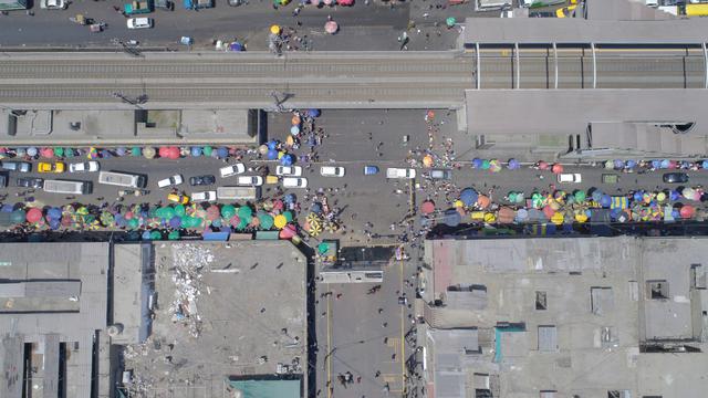 Así lucía la avenida Aviación, en La Victoria, antes del desalojo de los comerciantes ambulantes (Foto: Carlos Hidalgo).