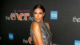 Kim Kardashian supo que un fan se cortó el cabello simulando su rostro y el de sus hermanas e hizo esto