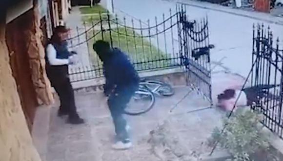 Brian Verna agredió a su abuelo Domingo Verna y este entró a su casa, buscó una pistola y lo mató. (Captura de video).