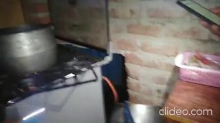 Piura: policía interviene fiesta clandestina y algunos asistentes logran huir por forado de la cocina | VIDEO
