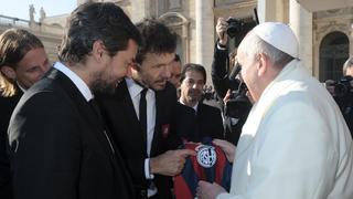 Papa Francisco recibió con emoción la copa que le regaló San Lorenzo, el club de sus amores [FOTOS]