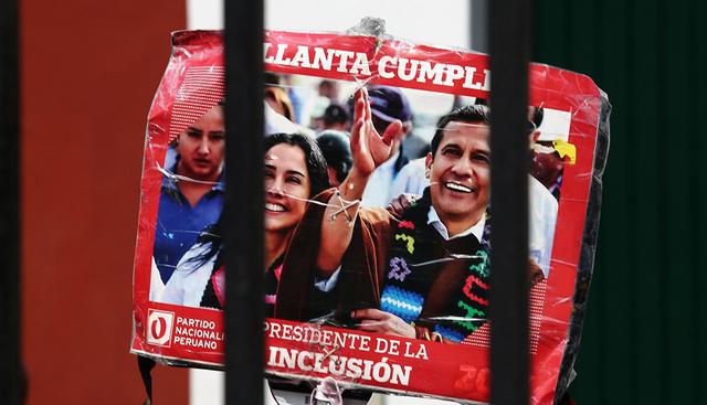 Desde tempranas horas de la mañana, simpatizantes de Ollanta Humala y Nadine Heredia realizaron una vigilia en el frontis del TC esperando el fallo. (Foto: EFE)