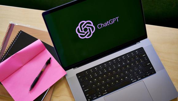 Logo de ChatGPT, chatbot que funciona con el lenguaje GPT, en una laptop.