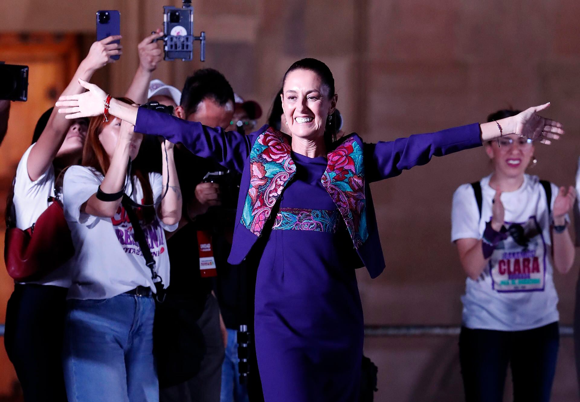 La oficialista Claudia Sheinbaum, ganadora de la elección, saluda a simpatizantes la madrugada de este lunes en la plancha del Zócalo en la Ciudad de México. (EFE/Mario Guzmán).