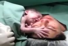 Mira el amor de un bebé recién nacido por su madre (VIDEO)