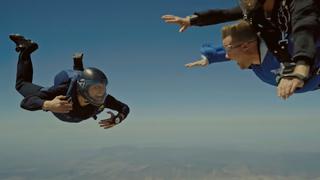 YouTube: Tom Cruise y James Corden saltan desde avión en increíble video