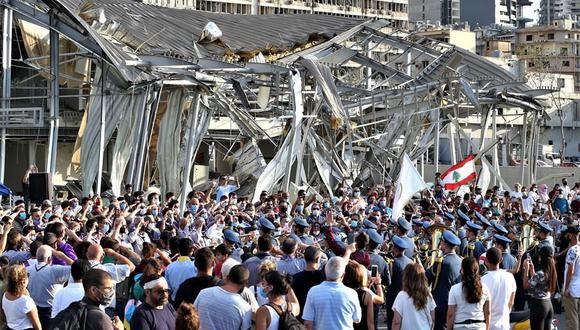 Cientos de libaneses marcharon el martes hasta la zona de la explosión de hace una semana en el puerto de Beirut. (EFE/EPA/NABIL MOUNZER).