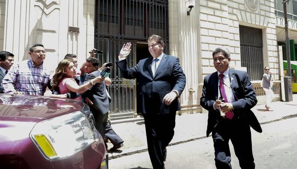 Alan García acudió esta mañana a la sede de la fiscalía anticorrupción, en el Centro de Lima, donde fue interrogado por más de una hora. (Foto: Juan Ponce/ El Comercio)