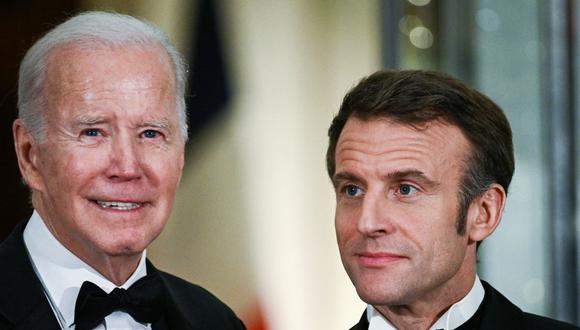 El presidente de Estados Unidos, Joe Biden, y el presidente de Francia, Emmanuel Macron, hablan en la Casa Blanca el 1 de diciembre de 2022. (Brendan SMIALOWSKI / AFP).