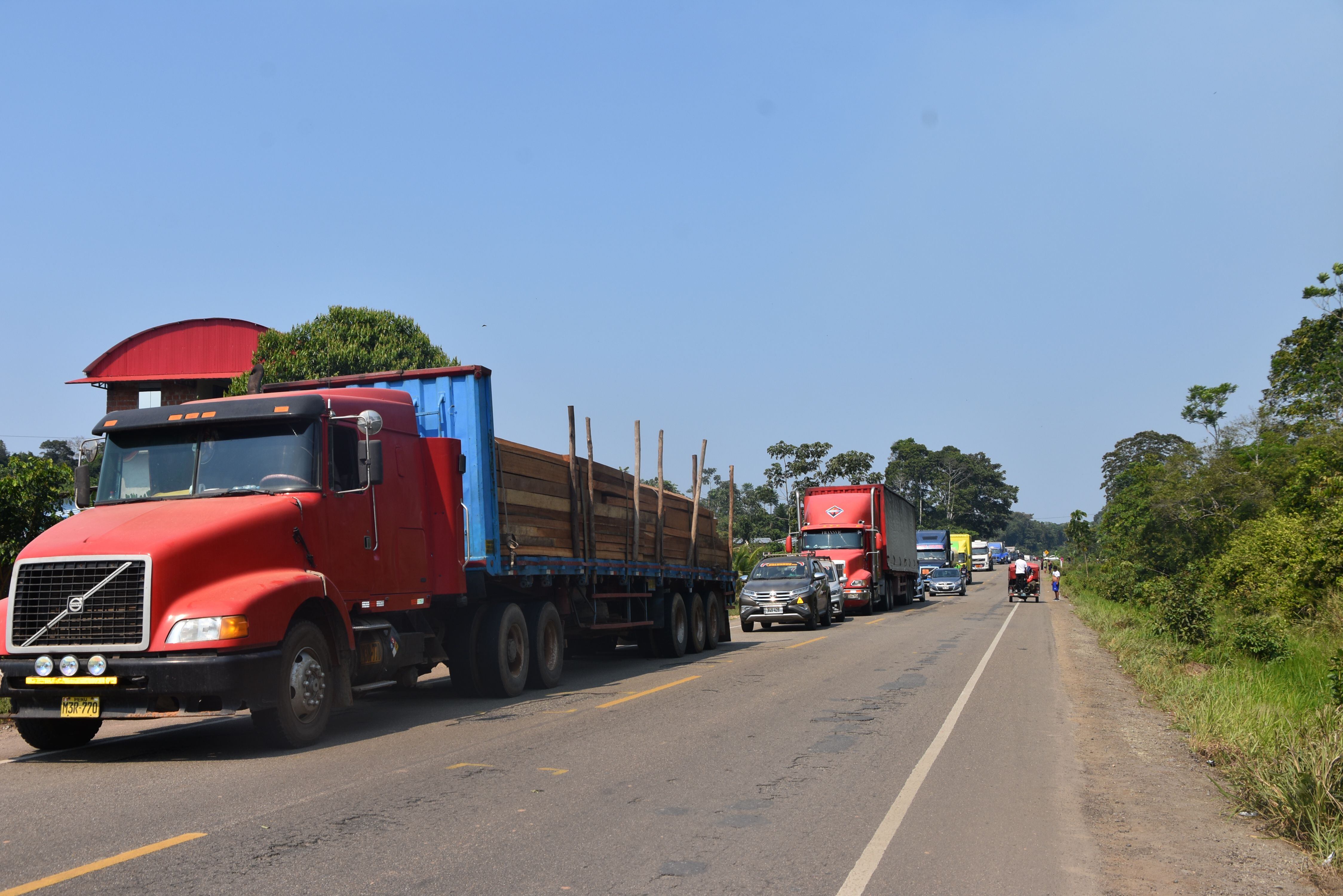 Mineros y comerciantes mantienen bloqueada la vía Interoceánica. Buses y camiones permanecen varados. (Foto: Manuel Calloquispe)