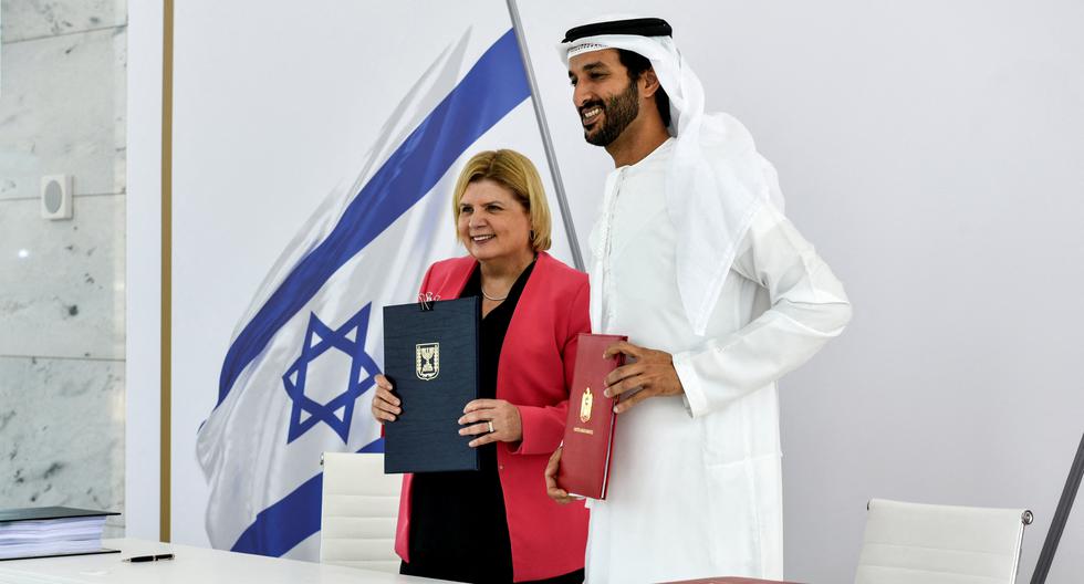 La ministra de Economía israelí, Orna Barbivai, presenta el acuerdo de libre comercio que firmó junto a Abdulla bin Touq Al-Marri, su par emiratí. . REUTERS