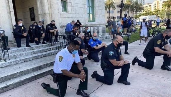 Policías de Miami se unen a protestas por el abuso policial en Estados Unidos. (Captura)
