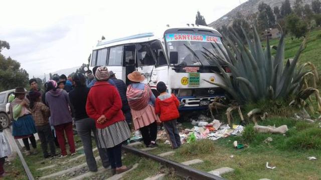Ómnibus colisionó con Tren Macho en Huancayo - 3