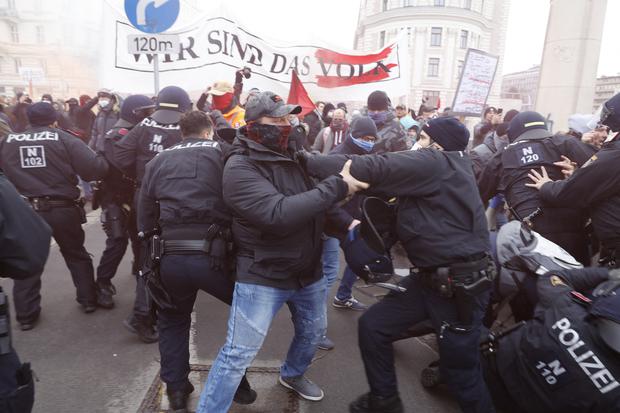 Police clash with protesters during a demonstration against measures taken to curb the Covid-19 pandemic in Vienna on December 4, 2021. (Photo: FLORIAN WIESER / APA / AFP) 