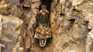 Nadie detiene a los mineros informales que entran al Perú