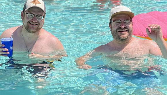 En esta imagen se aprecia a Sean Douglas McArdle junto con su “doble” en una piscina. (Foto: Seandouglasmcardle / Reddit)