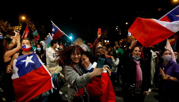 Los partidarios de la opción "Yo apruebo" reaccionan después de escuchar los resultados del referéndum sobre una nueva constitución chilena en Valparaíso, Chile. (REUTERS/Rodrigo Garrido).