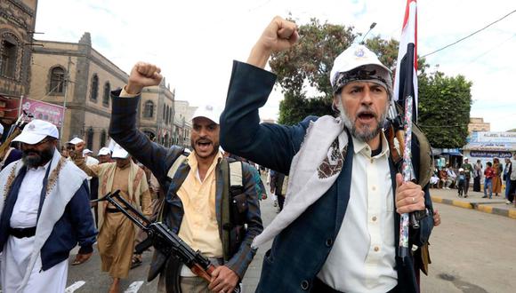 Nuevos reclutas hutíes gritan consignas durante una reunión para mostrar desafío a los ataques estadounidenses y británicos contra posiciones hutíes, en Saná, Yemen, el 8 de febrero de 2024 | Foto: EFE/EPA/YAHYA ARHAB