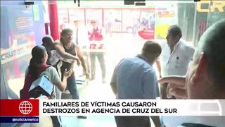 Familiares de víctimas del accidente de bus en Arequipa causaron destrozos en agencia de Cruz del Sur