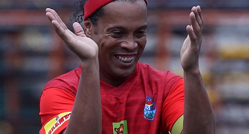 Ronaldinho deja en ridículo a su rival que le jugaba sucio en Guatemala. (Foto: EFE)