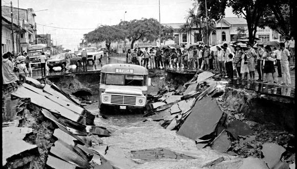 "Ómnibus hundido" ( 1980 ), surrealista imagen que revela la precariedad de la infraestructura urbana de la ciudad amazónica. (Foto: Augusto Falconi)