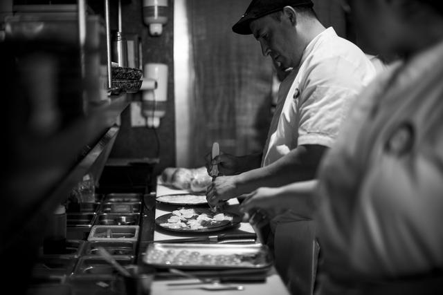 27 personas componen el equipo de Maido, entre cocina, barra, pastelería y producción.