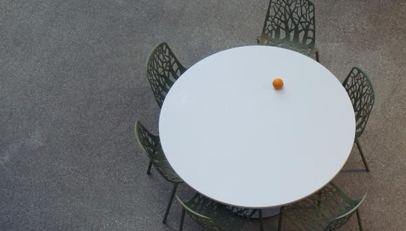 Las mesas redondas son ideales en un departamento pequeño porque da más espacio en la sala.