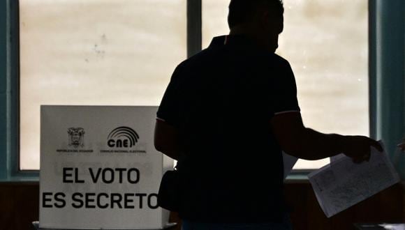 Un hombre vota en un colegio electoral en Quito durante las elecciones presidenciales y el referéndum ecuatoriano sobre minería y petróleo, el 20 de agosto de 2023. (Foto de MARTIN BERNETTI / AFP)