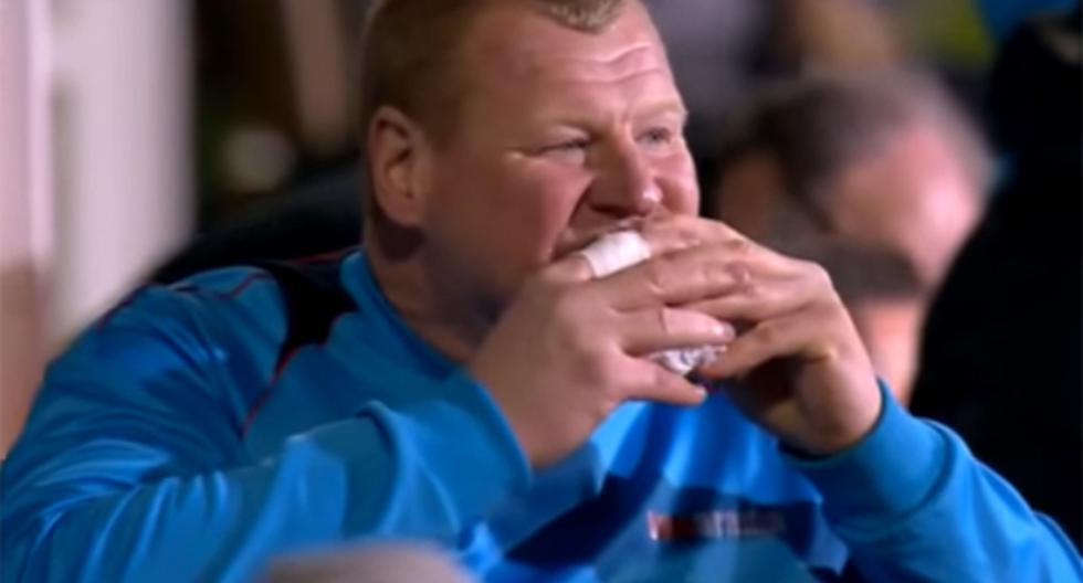 Wayne Shaw, arquero del Sutton United, llamó la atención a nivel mundial tras comer una hamburguesa en pleno encuentro ante el Arsenal por la FA Cup. (Foto: Captura - YouTube)
