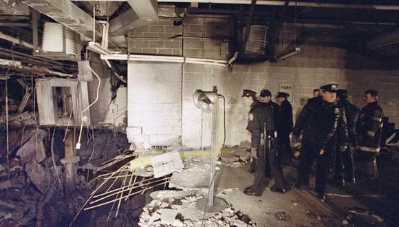 Policías y bomberos inspeccionan el cráter generado por una bomba en un estacionamiento subterráneo del Centro Mundial de Comercio en Nueva York, el 27 de febrero de 1993, un día después de la explosión. (Foto: AP /Richard Drew, archivo)