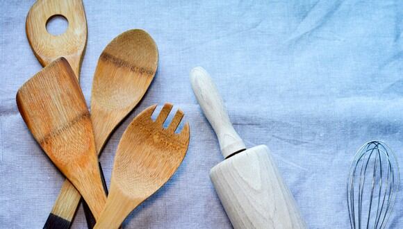 Cómo limpiar las cucharas de madera de tu cocina. (Pixabay | monicore)