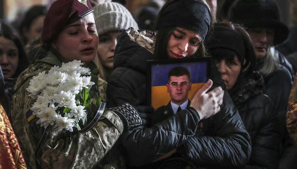Una mujer abraza la foto de un soldado ucranio muerto en el frente, durante un funeral por tres de ellos en la iglesia de los Apóstoles Pedro y Pablo, en Lviv, el 9 de marzo.
JAIME VILLANUEVA
