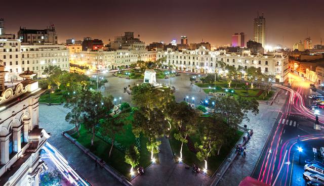 La Plaza San Martín, en el centro de Lima, puede ser el punto de inicio para recorrer esa cara alternativa de la ciudad, llena de cultura y misterio. (Foto: Shutterstock)