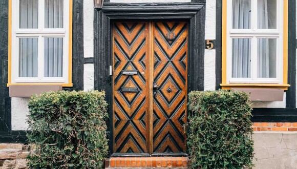 En la foto se aprecia una puerta de madera en la entrada de una casa. | Imagen referencial: Roman Kraft / Unsplash