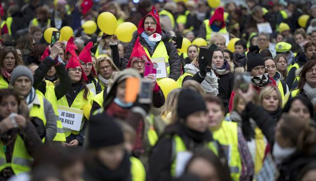 Mujeres "chalecos amarillos" se reunieron Francia para dar una imagen pacífica. (Foto: EFE).