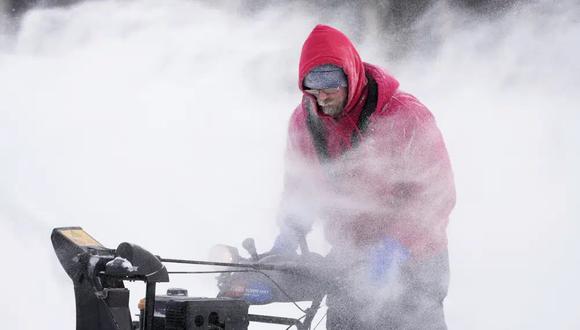 Mark Sorter limpia la nieve de una pista de patinaje sobre hielo el viernes 23 de diciembre de 2022 en Des Moines, Iowa, Estados Unidos. (Foto AP/Charlie Neibergall).