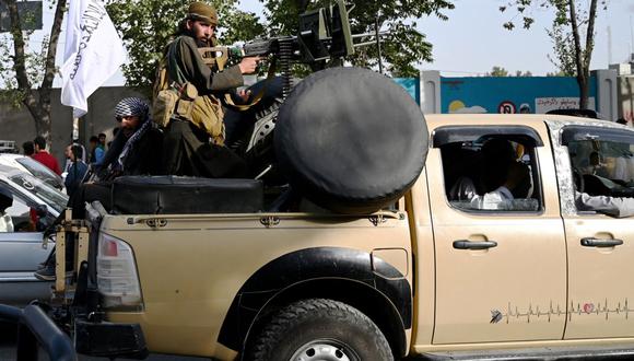 Los combatientes talibanes viajan con armas montadas en un vehículo en Kabul (Afganistán), el 19 de agosto de 2021. (Foto de WAKIL KOHSAR / AFP).