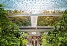 El mejor aeropuerto del mundo tiene una cascada de 40 metros en su interior y un bosque