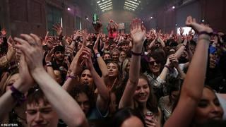 “El primer baile”: 3.000 personas abarrotan sin protocolos una discoteca de Inglaterra | FOTOS