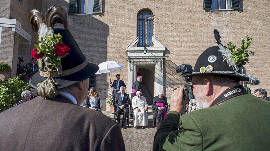 Benedicto XVI brindó con cerveza por sus 90 años [FOTOS] - 2