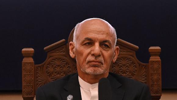 En esta foto de archivo tomada el 28 de julio de 2021, el presidente de Afganistán, Ashraf Ghani, observa mientras asiste a una reunión en Kabul. (SAJJAD HUSSAIN / AFP).