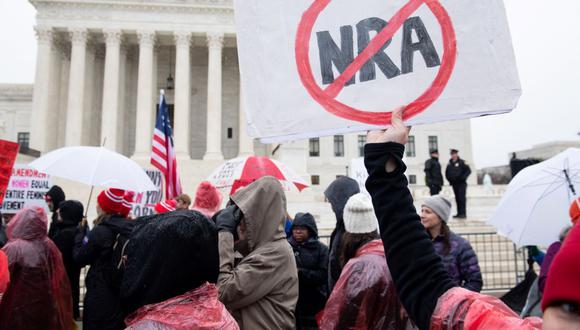 Los partidarios del control de armas de fuego realizan una manifestación ante la Corte Suprema de Estados Unidos el 2 de diciembre de 2019. (SAUL LOEB / AFP).