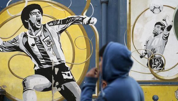 Grafiti conmemorando al astro argentino Diego Armando Maradona, incluyendo su legendaria jugada la 'mano de Dios'. (Foto: Juan Mabromata/AFP)