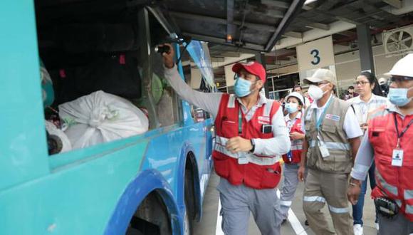 El transporte de productos explosivos, inflamables corrosivos, venenosos o similares, en un vehículo destinado al servicio de transporte de personas está calificado como una infracción muy grave.