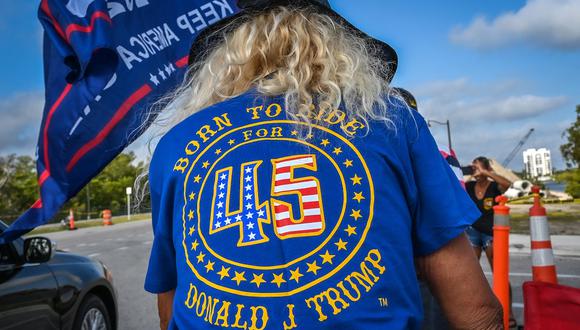 Lis Depiero, partidaria del expresidente estadounidense Donald Trump, se sienta cerca de Mar-a-Lago en Palm Beach, Florida, el 2 de abril de 2023. (Foto de Giorgio Viera / AFP)