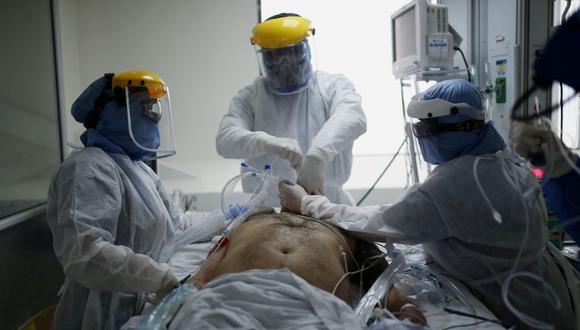 Médicos y enfermeras tratan a un paciente que padece la enfermedad por coronavirus (COVID-19) en la Unidad de Cuidados Intensivos (UCI) del hospital El Tunal, en Bogotá, Colombia. (Foto: REUTERS / Luisa Gonzalez / Archivo).